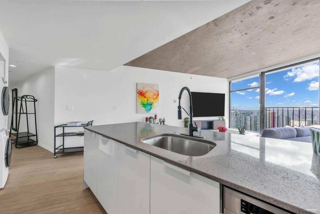 Skyview, 40Th Floor! 2Br Condo In Downtown Vancouver Bagian luar foto